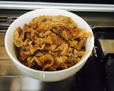 Foto langkah ke 4 dari resep Beef bowl / Gyudon / daging sapi iris ala Jepang.