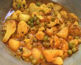 A picture of step 5 of Gobhi Matar Curry.