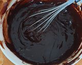 Une image de l'étape 4 de Moelleux au chocolat 🍫 sur son lit de mousse légère au chocolat.