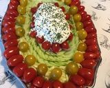 Une image de l'étape 11 de Salade de concombre, courgette râpée, oignon rouge, tomates cerises et burrata au persil.