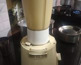 A picture of step 6 of Mango shake.