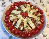 Une image de l'étape 8 de Salade « plat complet » iceberg,tomates cerises,lard fumé,oignon rouge et cantal entre deux.
