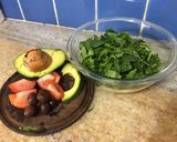Foto del paso 1 de la receta: Ensalada de espinacas, palta, aceitunas, huevo y tomates acompañada por cuadril al carbón