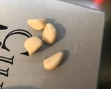 Une image de l'étape 5 de Purée de pommes de terre à l'oignon de roscoff, ail confit et beurre aux cristaux de sel.