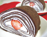 A picture of step 15 of Cocoa Crepe Roll Cake with Whole Strawberries.