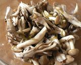 A picture of step 4 of Low-Calorie! Refreshing Mushrooms and Mekabu.