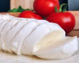 Hình bước làm 1 của món 💚 Salad Caprese (Phô Mai Mozzarella Tươi & Cà Chua)