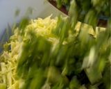 Фото кроку 3 до Салат з молодою капустою і консервованим тунцем.