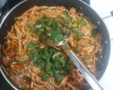 A picture of step 4 of Chicken schezwan udon noodles.