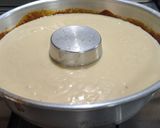 Foto del paso 5 de la receta: Budín acaramelado de peras con cremoso de banana, coco y chocolate