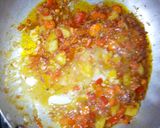 A picture of step 2 of Omelette indomie noodle.