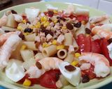 Foto del paso 2 de la receta: Macarrones con tomate, langostinos, huevo duro, maíz y melón