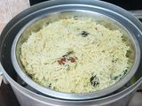 لحم وأرز على قدر البخار