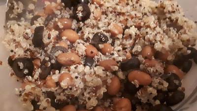 Ensalada de alubias, quinoa tricolor y queso feta