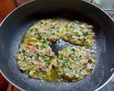Foto langkah ke 3 dari resep Martabak Nasi Sosis Kucai.