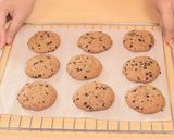 Foto langkah ke 10 dari resep Chewy Chocolate Chip Cookies.