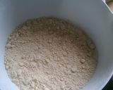 A picture of step 2 of Mandys Apple crumble.