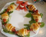 A picture of step 7 of Christmas Frankfurter Sausage Pie Wreath.