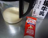 A picture of step 3 of Hojicha Roasted Tea Latte.