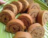 Foto langkah ke 6 dari resep Bolu gulung coklat selai strawberry takaran sendok.