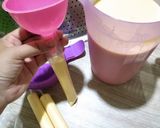 Foto langkah ke 4 dari resep Es Lilin Yogurt Rasa Mangga.