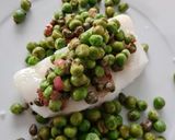 Foto del paso 5 de la receta: Chícharos salteados con alcaparras y cebolla morada