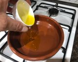 Foto del paso 1 de la receta: Tostadas de gula al ajillo con tortilla de perejil picado