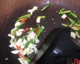 รูปขั้นตอนการทำที่ 2 ของ ข้าวกะเพราหมูชิ้น ไข่ดาว