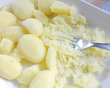 Foto del paso 3 de la receta: Bolitas de patata rellenas de queso Morbier y salchicha