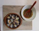 Foto del paso 7 de la receta: Almejas al Vapor con Vinagreta Templada de Chalota al Jerez y Cilantro