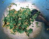 Foto langkah ke 4 dari resep Tumis Daun Singkong.