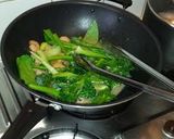 A picture of step 3 of Wok-fried prawns with broccoli and bok choy.