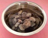 A picture of step 4 of How to Easily Remove Sand from Clams.