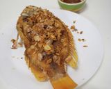 รูปขั้นตอนการทำที่ 5 ของ ปลา​ทับทิม​ทอด​กระเทียม​🐟