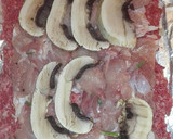 Foto del paso 3 de la receta: Rollo de carne picada rellena en salsa con champiñones, pollo y piquillos