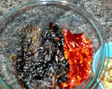 A picture of step 2 of Pollo Posole Rojo.