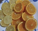 Une image de l'étape 1 de Eau détox citron 🍋 / orange 🍊/ feuilles des fraises 🍓.