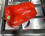 Foto del paso 1 de la receta Pollo en salsa confitada de cebolla roja y pimiento asado