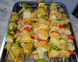 Foto del paso 3 de la receta: Brochetas de cerdo, pimiento, piña y cebolla blanca, asadas al carbón