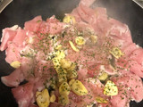 Filetitos de cerdo con patatas al horno con ajito, limón y perejil y huevo poché