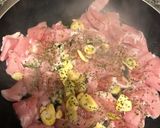 Foto del paso 4 de la receta: Filetitos de cerdo con patatas al horno con ajito, limón y perejil y huevo poché