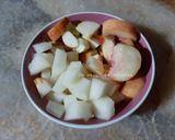 Une image de l'étape 1 de Salade de fruits frais de saison, melon, poire et pêche plate 🍈🍐🍑.