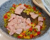 Foto del paso 2 de la receta: Ñoquis con pimientos tricolor, pollo y pesto de pipas