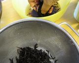 A picture of step 1 of Hijiki Seaweed & Avocado Western-Style Dressing.