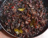 Foto langkah ke 3 dari resep Cumi Tinta Hitam Pedas.