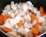 A picture of step 5 of Stewed Chicken, Daikon Radish, Carrots, and Konnyaku (Chikuzen-ni Style).