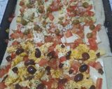 Foto del paso 8 de la receta: Pizza 2 sabores: huevo duro, olivas negras y 4 quesos con olivas verdes