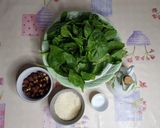 A picture of step 1 of Spinach and Hazelnut Pesto.