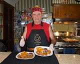 Foto del paso 7 de la receta: Alas de pollo adobadas y bastones de camote amarillo asado