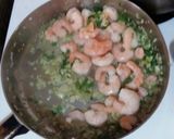 Foto del paso 2 de la receta: Sorrentinos de salmón con tinta de calamar y salsa camarón